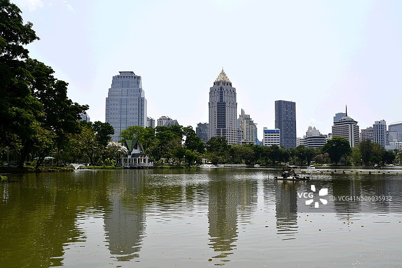 泰国隆皮尼公园的曼谷天际线图片素材
