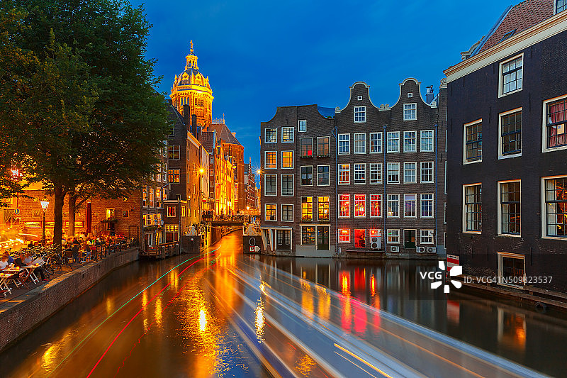 阿姆斯特丹运河，教堂和桥梁夜景图片素材