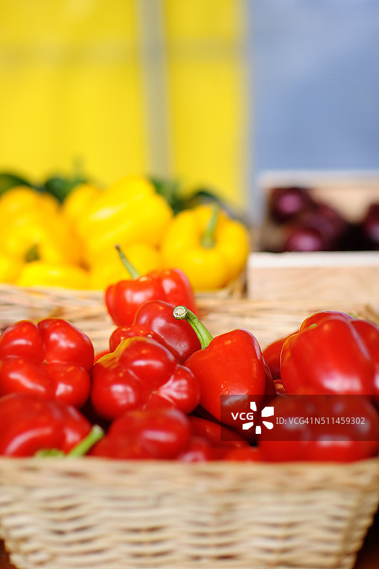 农贸市场上新鲜健康的生物辣椒图片素材