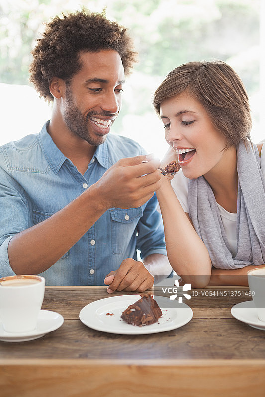情侣们一起喝咖啡吃蛋糕图片素材