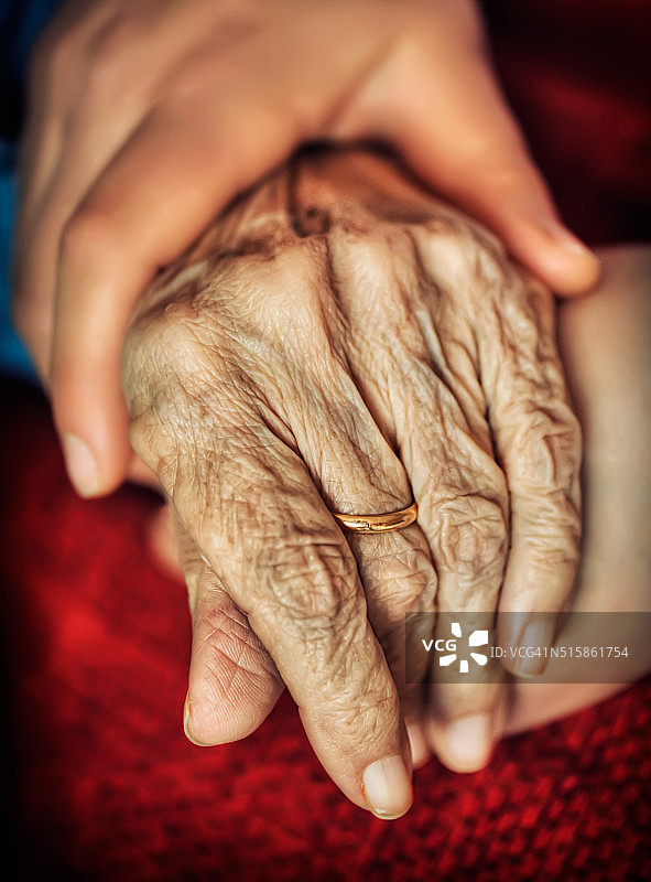 女人牵着年长女人的手图片素材