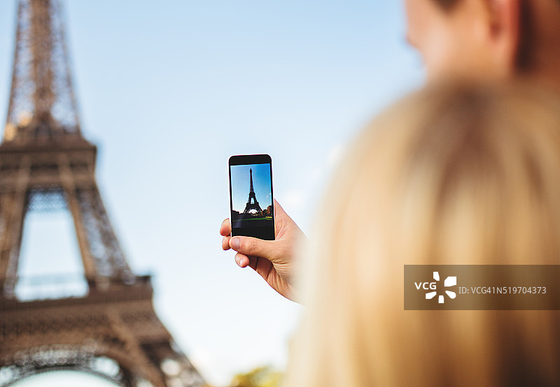 一对浪漫的情侣在巴黎拍照图片素材