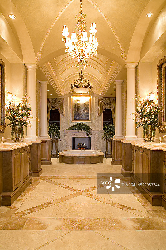 拱形天花板在宽敞的浴室与大理石地板图片素材