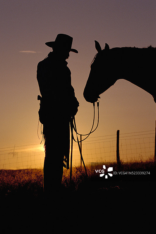 牛仔和马站在一起图片素材