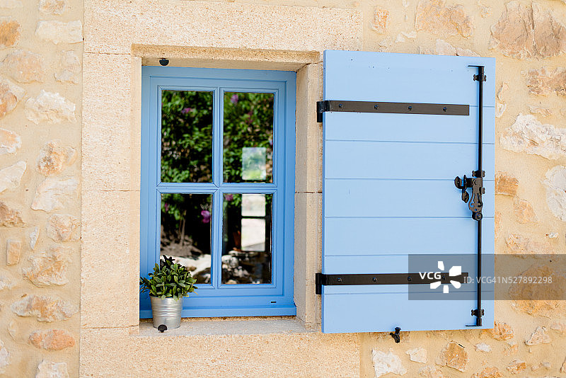 蓝色的旧窗，传统的法国普罗旺斯建筑图片素材