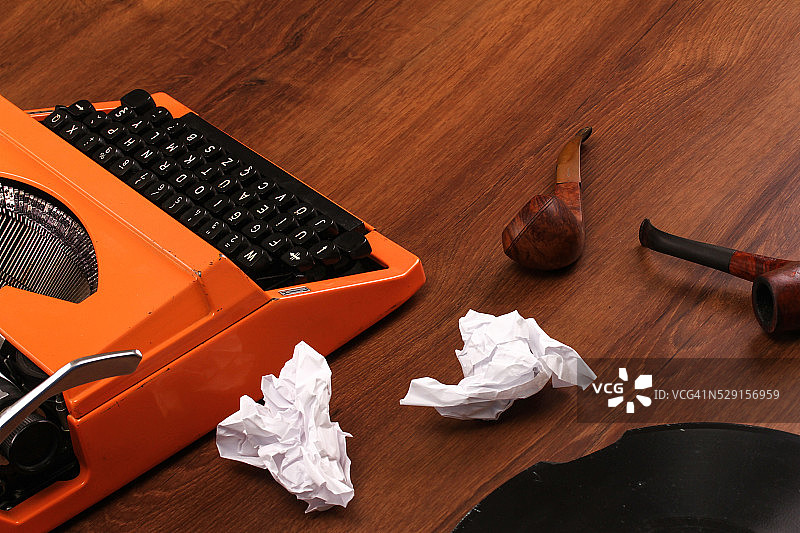 木头上的橙色老式打字机图片素材