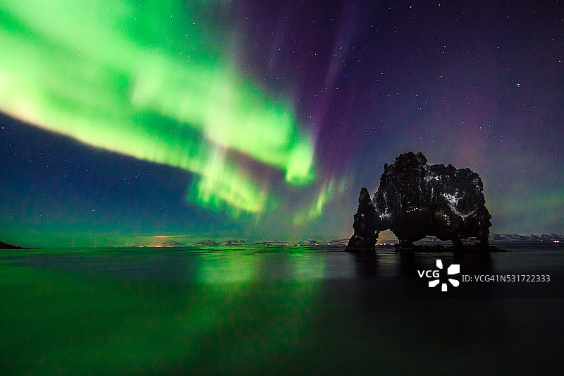 在美丽的冰岛，赫维塞库尔上空令人惊叹的北极光图片素材