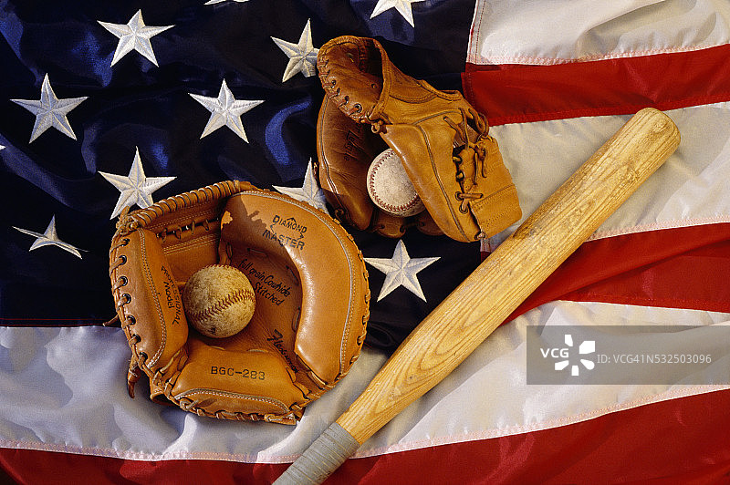 美国国旗上的棒球装备图片素材