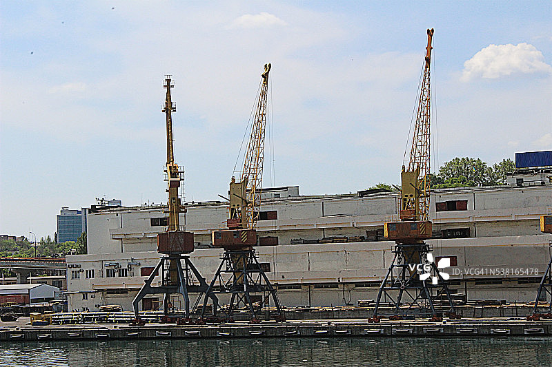乌克兰敖德萨港的货物起重机图片素材