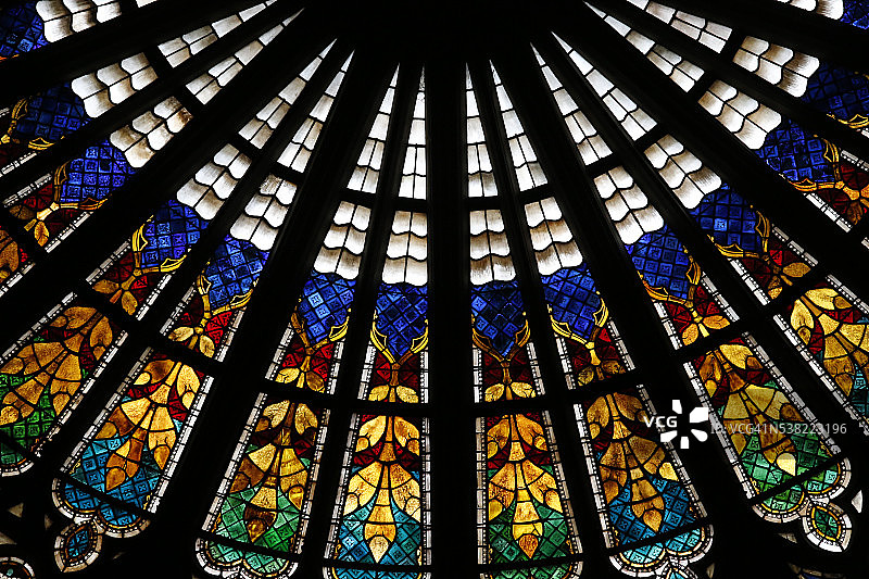 斯特拉斯堡大教堂的圣母。彩色玻璃窗户。大玫瑰窗Erwin Steinbach, XIIth世纪。图片素材
