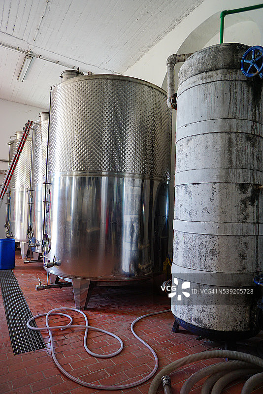 圣托里尼的现代酿酒厂的钢桶设备。图片素材