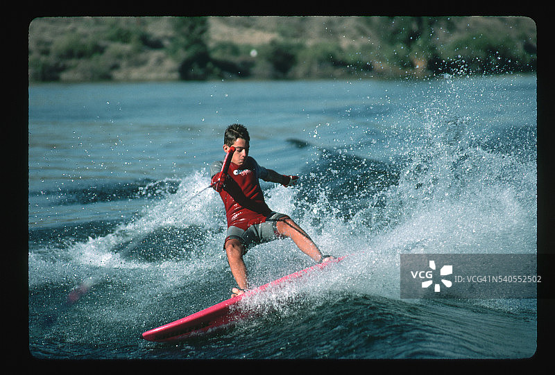 克里斯·奥克豪森在鲍威尔湖上玩滑水图片素材