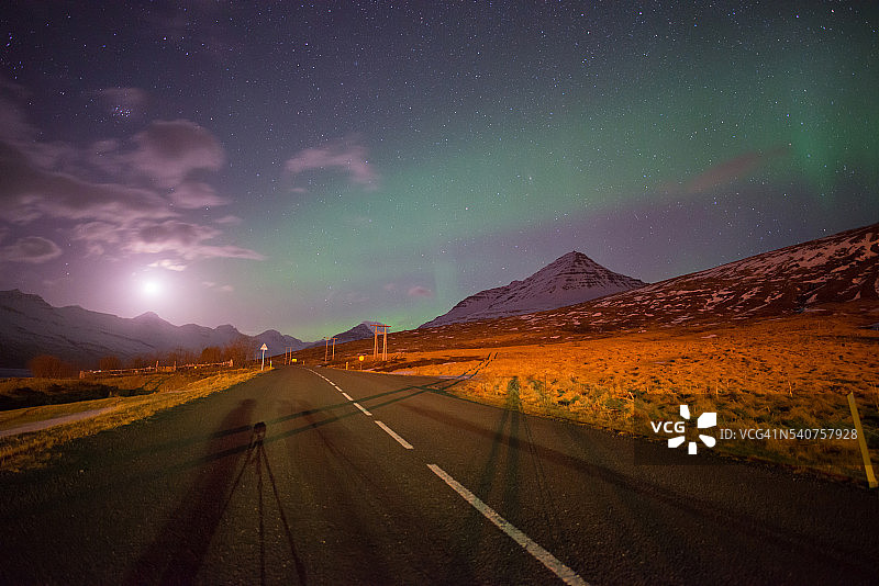 冰岛东部上空的北极光。图片素材