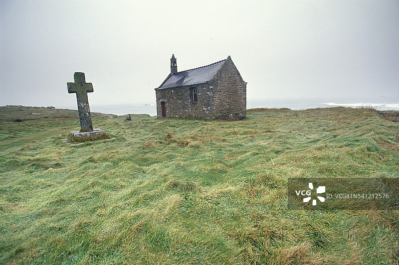 小教堂和墓碑图片素材
