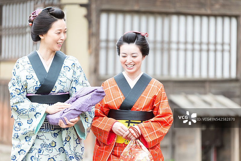 两个穿着和服的美丽日本女人醒着聊天图片素材