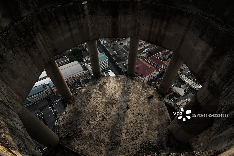 泰国曼谷市中心的废弃建筑。图片素材