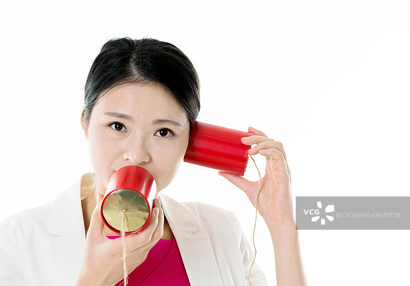 亚洲女商人对着一个罐头打电话图片素材