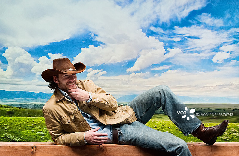 微笑的牛仔躺在户外的长椅上图片素材