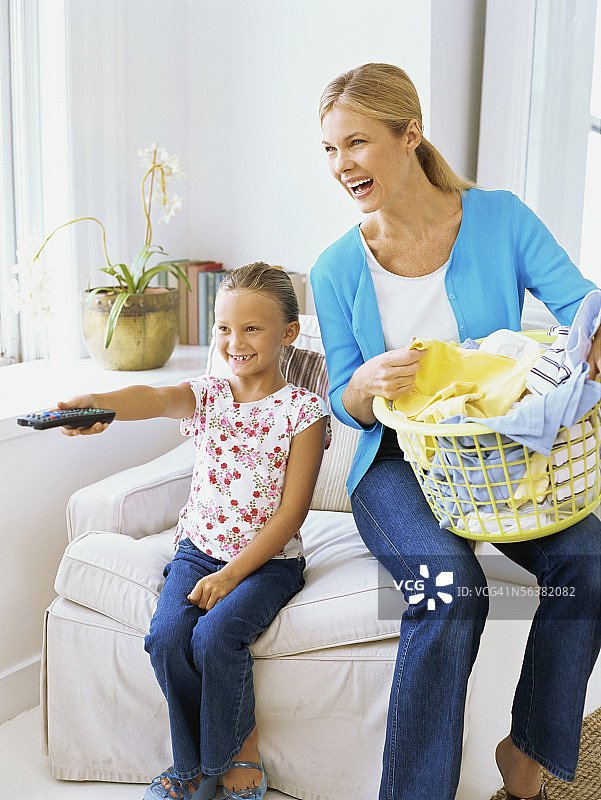 母亲和女儿坐在扶手椅上图片素材