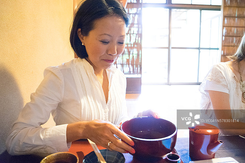 在一家日本餐厅，快乐的女商人们在一起吃午餐图片素材