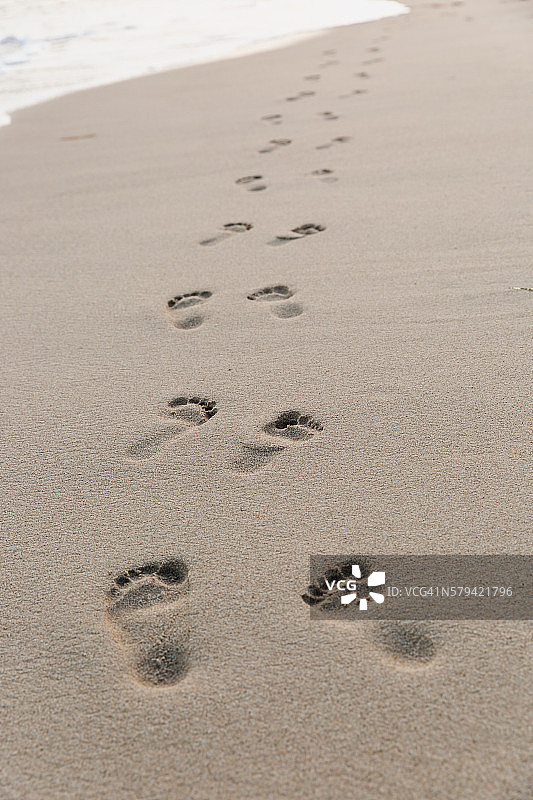 脚印在沙滩上图片素材