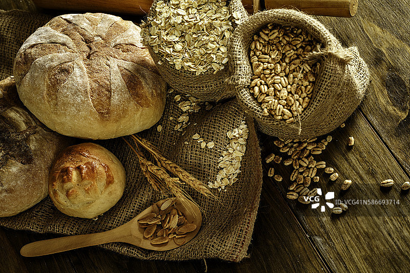 手工烘焙:新鲜混合面包，面包卷和酸面包图片素材