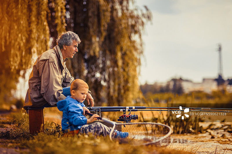 爷爷和孙子一起去钓鱼。图片素材