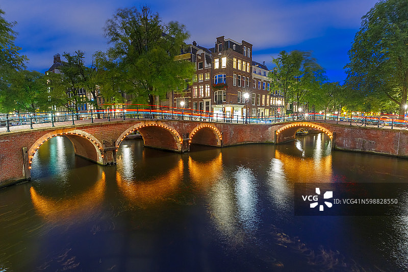 阿姆斯特丹运河和大桥夜景图片素材
