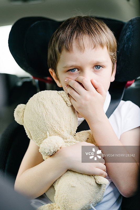 小孩在车上会晕车图片素材