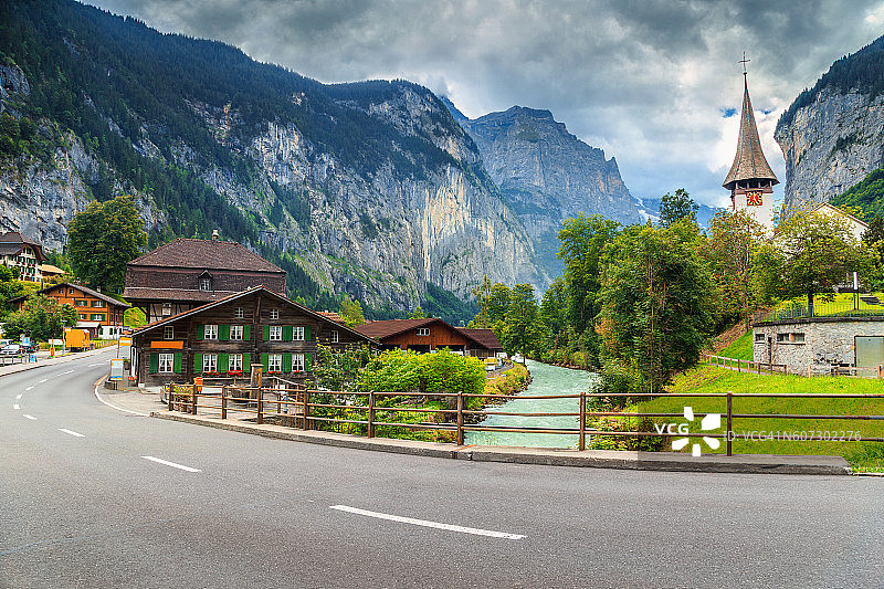 令人惊叹的Lauterbrunnen小镇高悬崖，伯恩斯高地，瑞士，欧洲图片素材