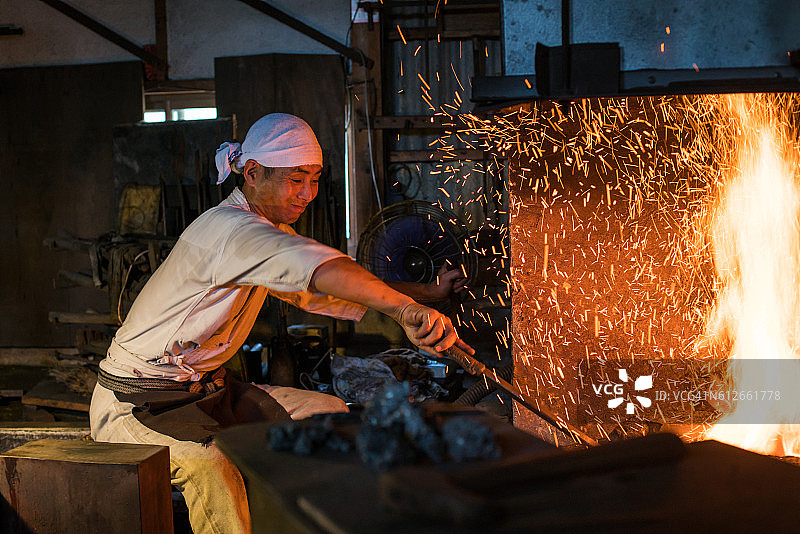 日本铁匠正准备生火锻造一把剑图片素材
