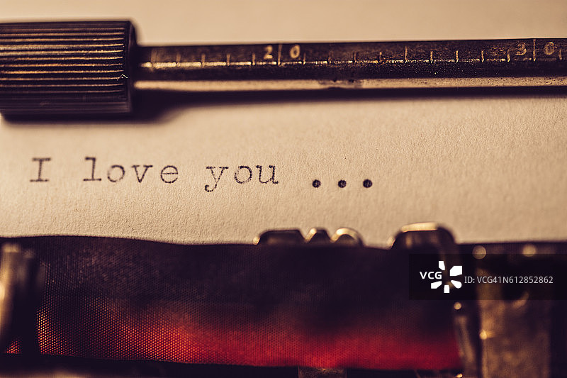 “我爱你”用一台旧打字机打出图片素材