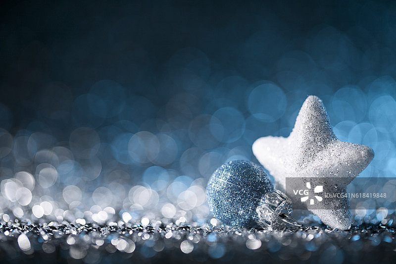 圣诞星与装饰在闪光-散焦散焦白色图片素材