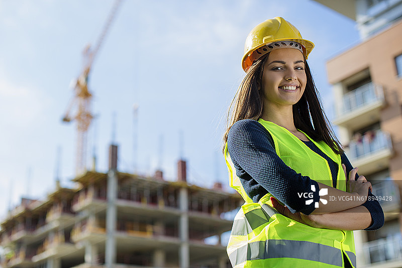年轻的女工程师在建筑工地微笑图片素材