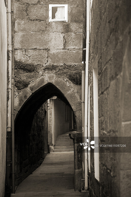 西班牙加利西亚穆罗斯的石拱和狭窄的街道。图片素材