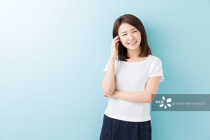 蓝色背景的日本女人的肖像图片素材