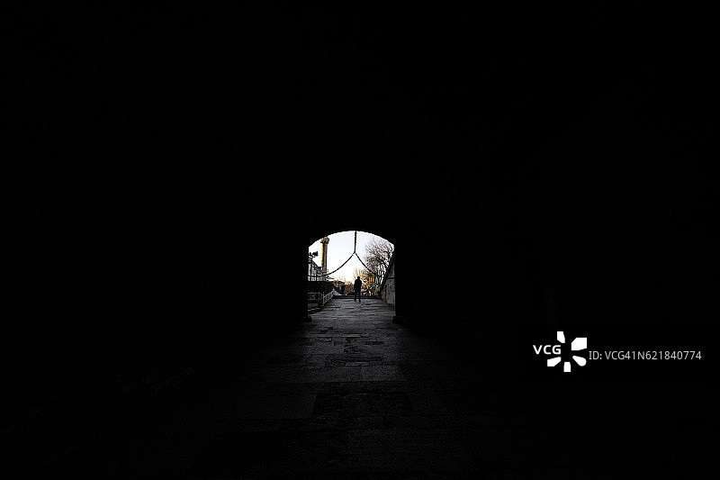 人们在黑暗的隧道里剪影图片素材