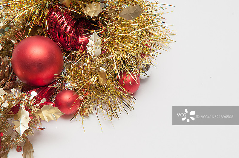 传统的圣诞树装饰被孤立在白色的背脊上图片素材
