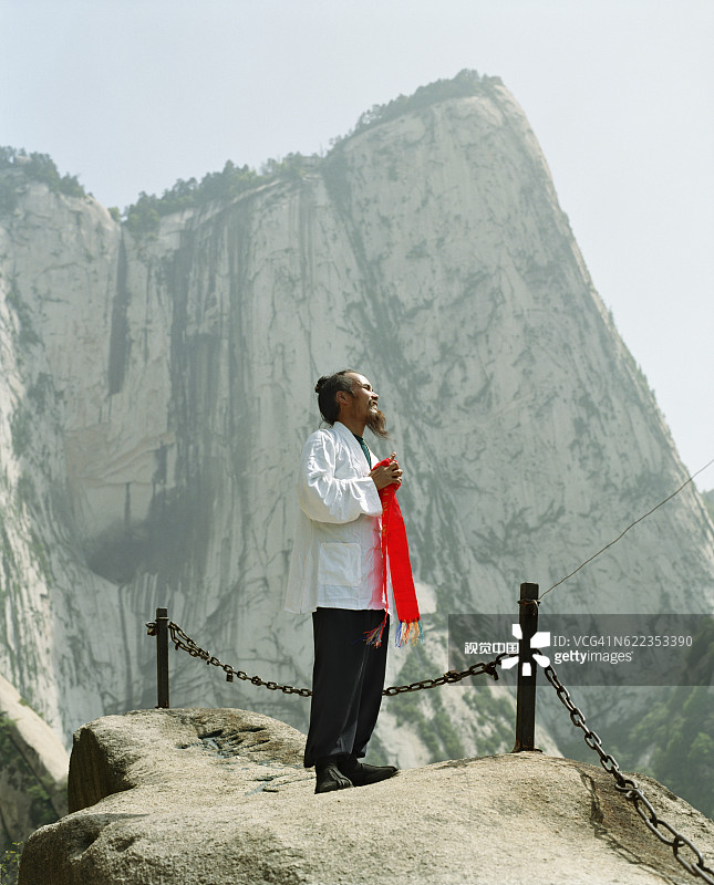 道士在华山祈祷图片素材