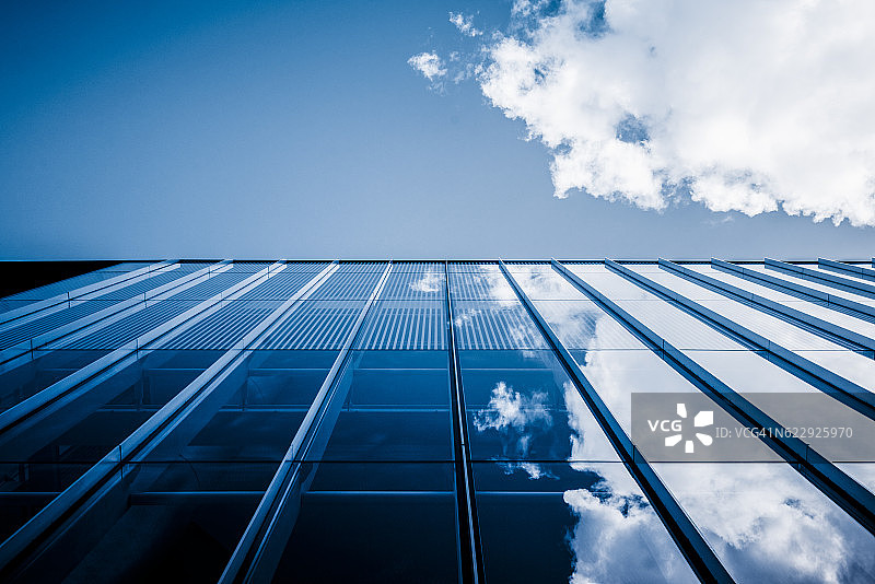 云朵映在现代办公大楼的窗户上图片素材