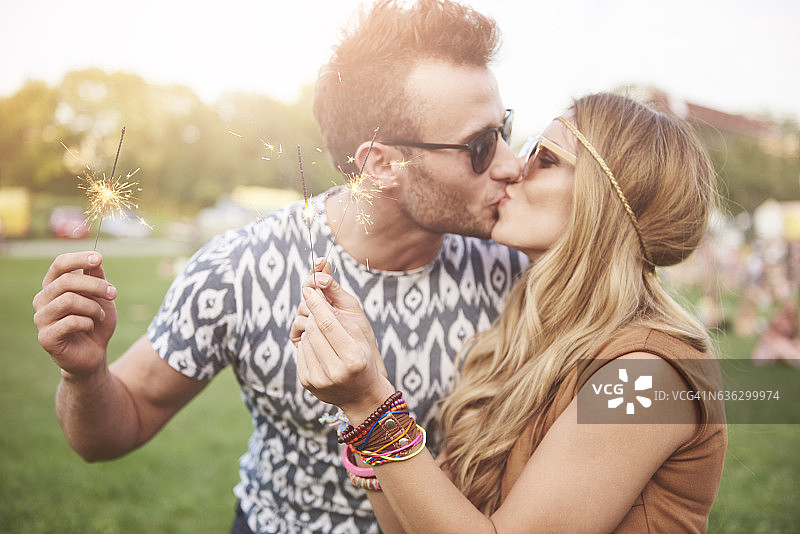 一对年轻情侣在音乐节上接吻图片素材