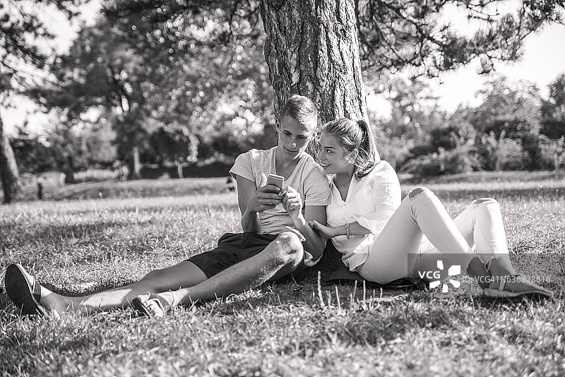 公园里一对快乐的年轻夫妇图片素材