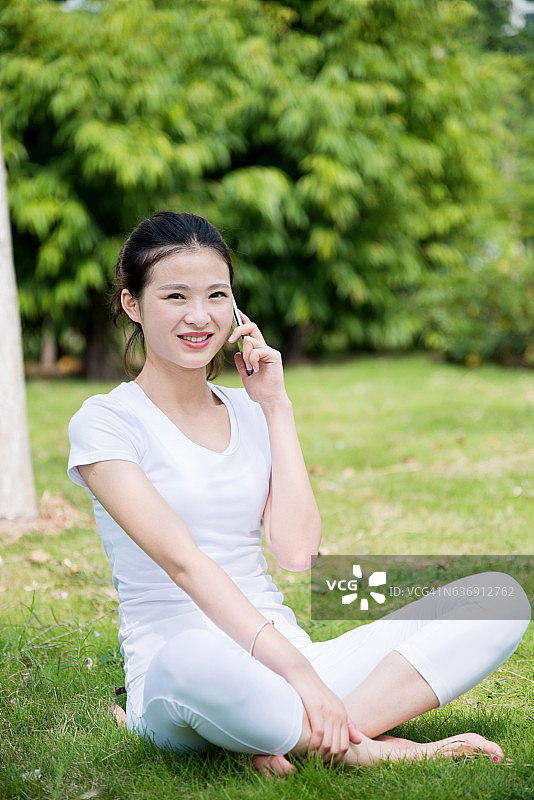 年轻的亚洲女人打电话图片素材