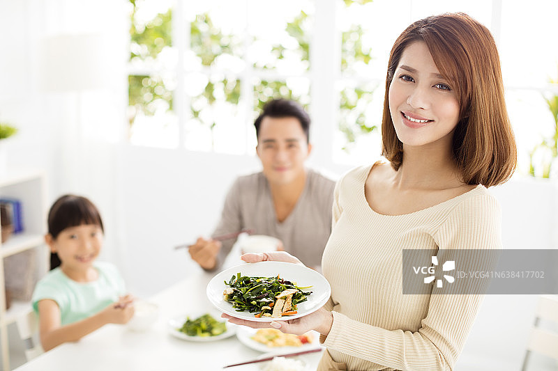 幸福的亚洲青年家庭享受他们的晚餐图片素材