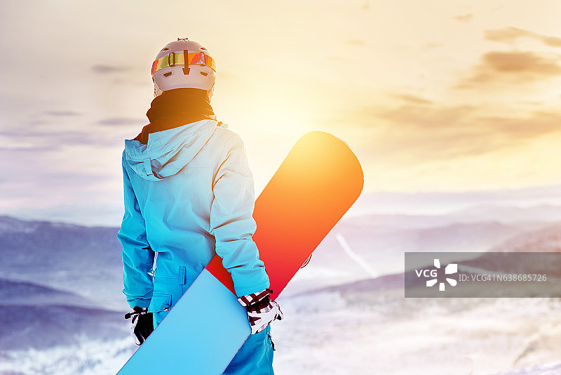 滑雪女子女孩日出山顶图片素材