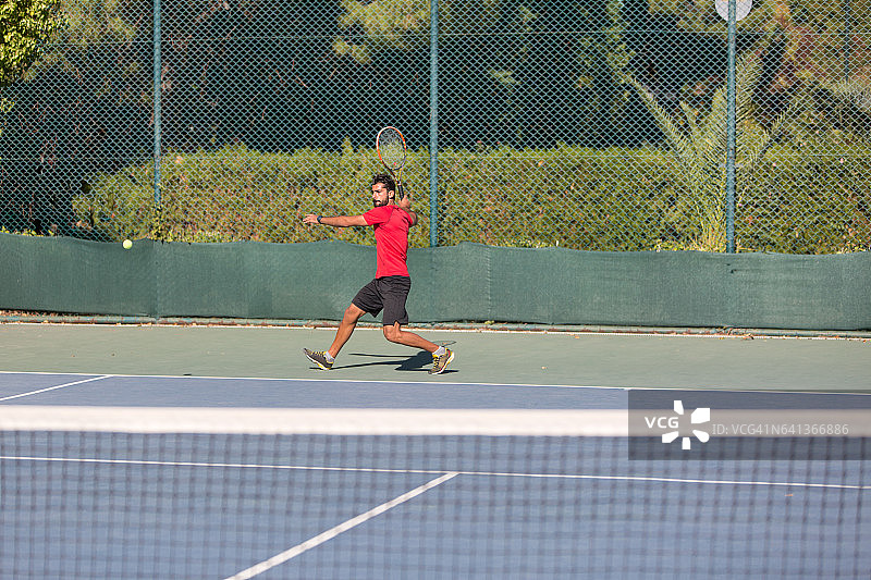 在球场上打网球的网球运动员图片素材