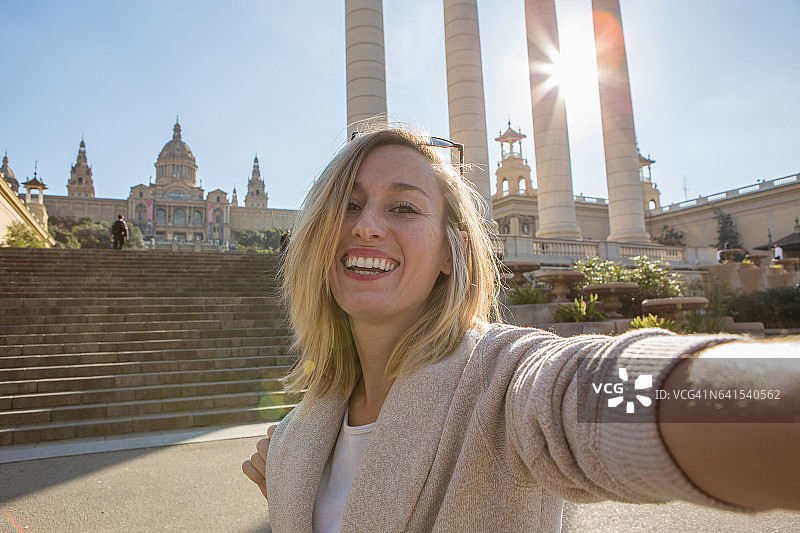 巴塞罗那的一名女游客在自拍图片素材