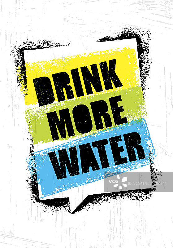多喝水。健康营养动机引用概念粗糙墙背景。图片素材