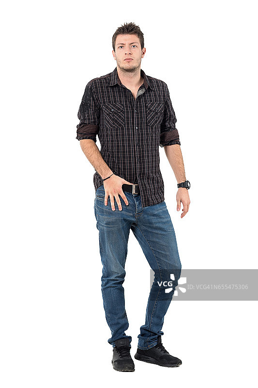 酷男子休闲男模特在牛仔裤和格子衬衫看着相机。图片素材