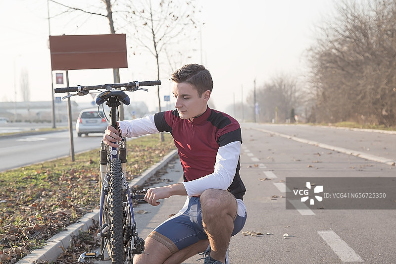 一个骑着自行车的年轻运动员的肖像图片素材